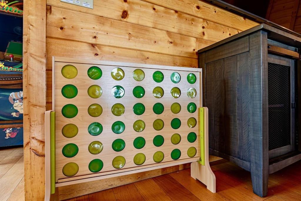 Panorama Mountain View Cabin, Less Than 10 Miles From Gatlinburg And Dollywood, Dog Friendly, 6 Bedrooms Sleeps 17, Fire Pit, Hottub, Washer Dryer, Fully Loaded Kitchen, Gameroom With A Tv, Pool Table, Arcade, Air Hockey, And Foosball Sevierville Exterior foto