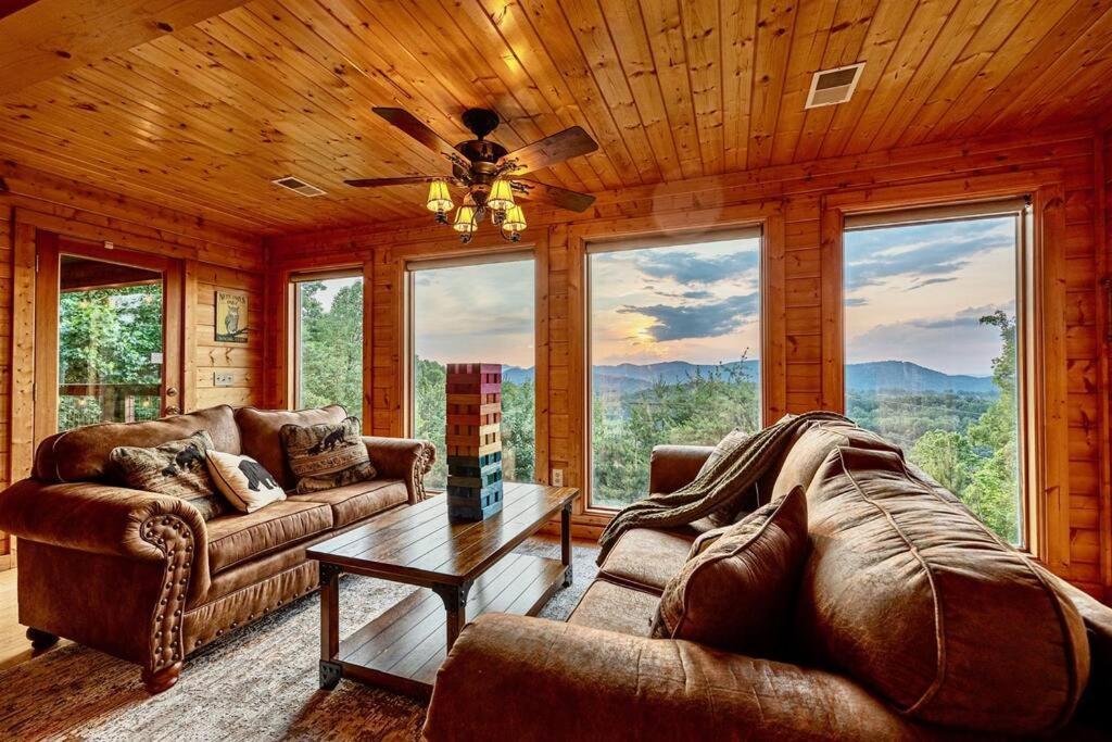 Panorama Mountain View Cabin, Less Than 10 Miles From Gatlinburg And Dollywood, Dog Friendly, 6 Bedrooms Sleeps 17, Fire Pit, Hottub, Washer Dryer, Fully Loaded Kitchen, Gameroom With A Tv, Pool Table, Arcade, Air Hockey, And Foosball Sevierville Exterior foto